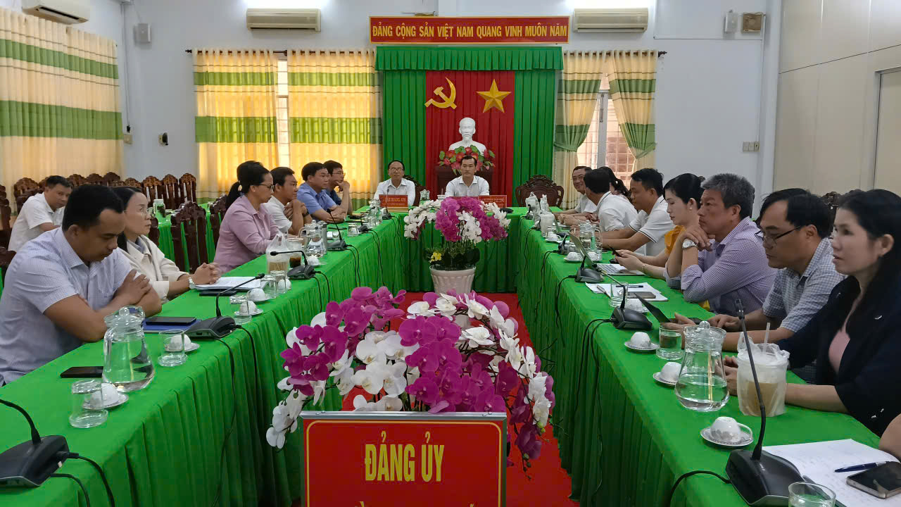 Đảng uỷ phường Long Đức, tỉnh Vĩnh Long tổ chức điểm cầu trực tuyến lớp bồi dưỡng, cập nhật kiến thức, kỹ năng đối với cán bộ lãnh đạo, quản lý.