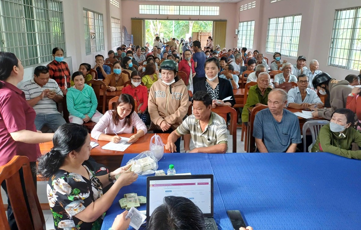 Người dân Phường Long Đức phấn khởi nhận quà Tết Độc lập