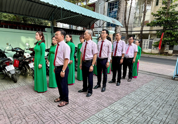 Phòng giao dịch Ngân hàng Chính sách xã hội Trà Vinh duy trì nghi thức chào cờ Tổ quốc vào sáng thứ Hai tuần đầu tiên hằng tháng