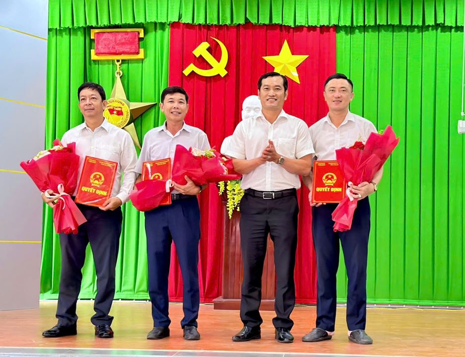 Ủy ban nhân dân Phường Long Đức công bố các Quyết định về công tác cán bộ nhiệm kỳ 2026-2031.
