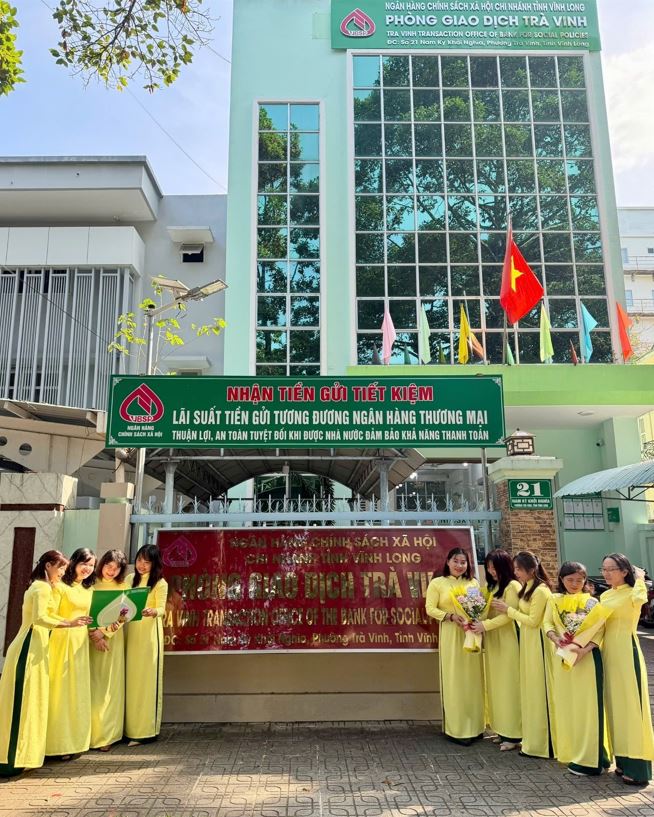 Nữ cán bộ, người lao động phòng giao dịch ngân hàng chính sách xã hội Trà Vinh hưởng ứng “tuần lễ áo dài” năm 2026.