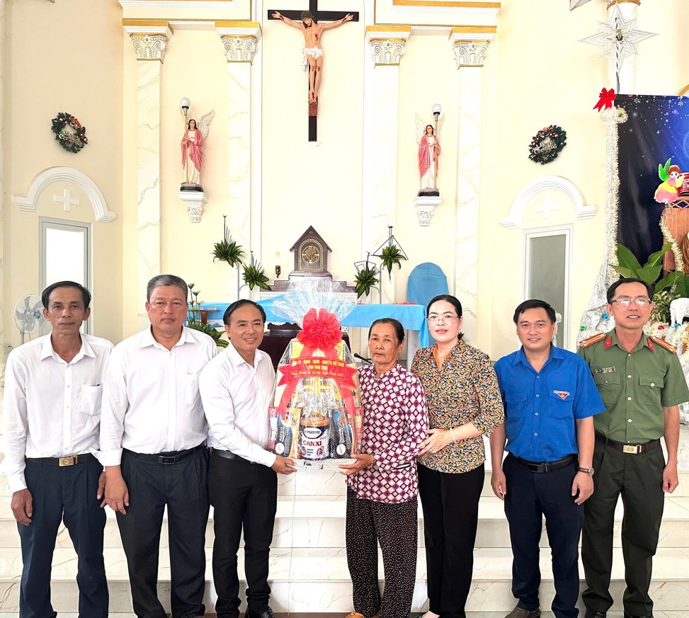 Lãnh đạo phường Long Đức thăm, chúc mừng Giáng Sinh năm 2025