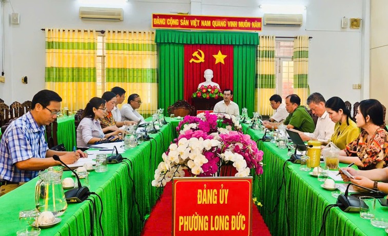 Ban Chỉ đạo bầu cử phường Long Đức nghe báo cáo về công tác chuẩn bị bầu cử 