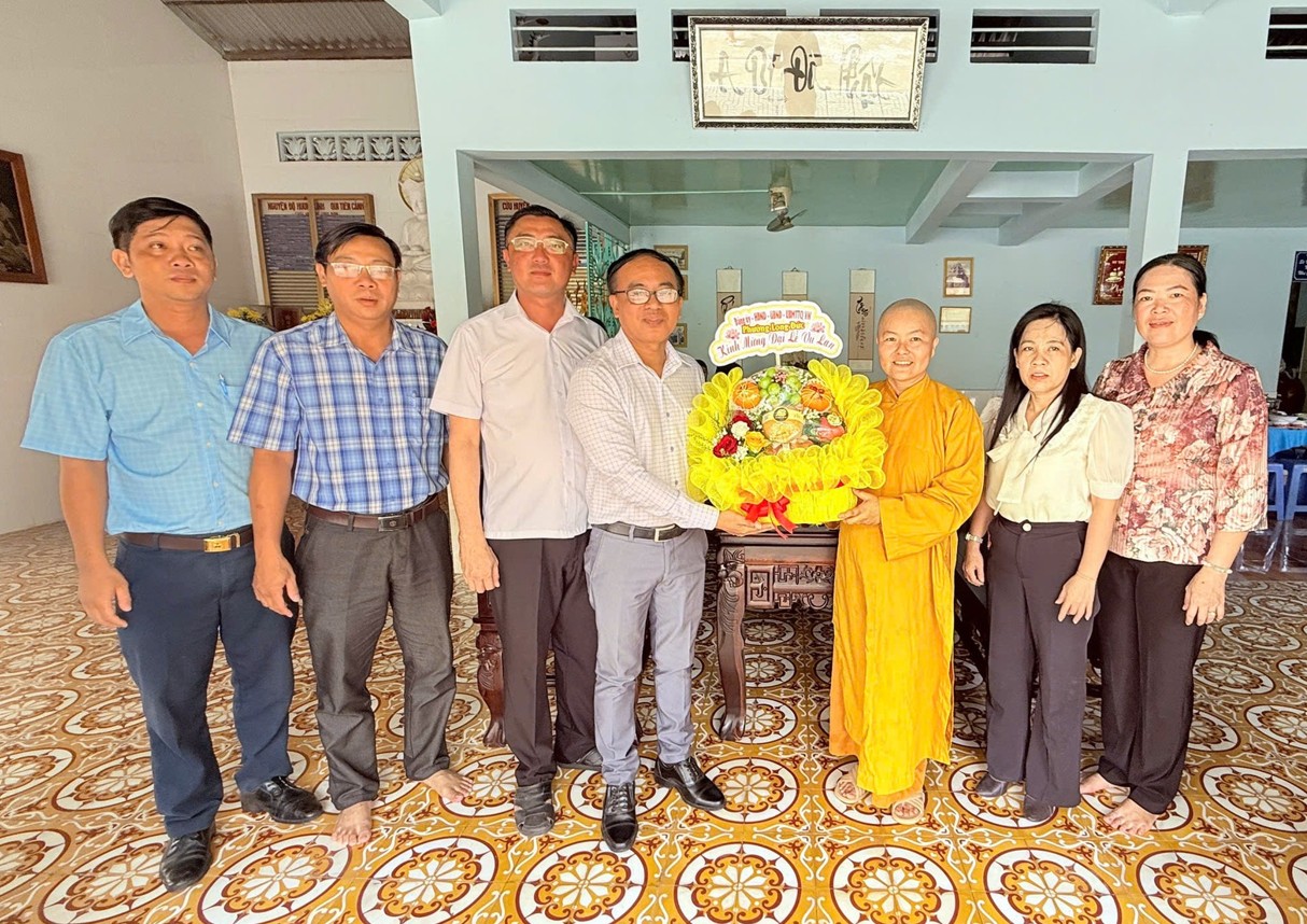 Lãnh đạo phường tổ chức thăm hỏi, tặng quà nhân Đại lễ Vu Lan 2025