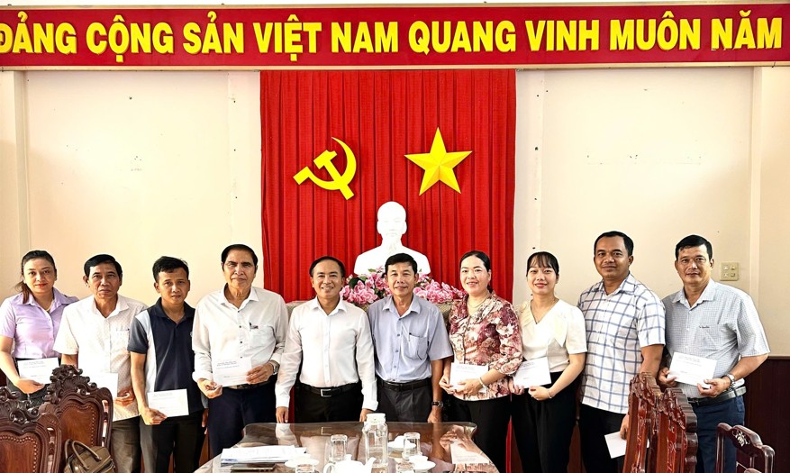 Thường trực Đảng ủy phường Long Đức tổ chức họp mặt cán bộ, công chức nhân dịp lễ Sene đôlta