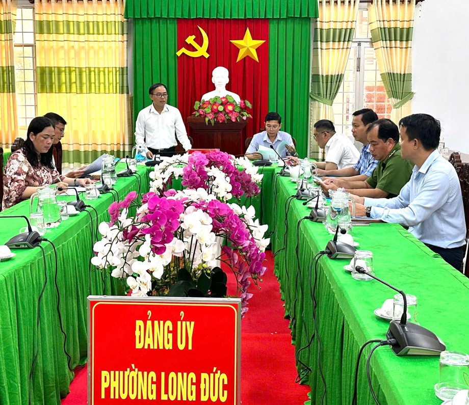 Ban Thường vụ Đảng ủy họp đóng góp các nội dung văn bản để sơ, tổng kết.