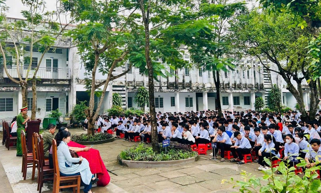 Công an phường Long Đức, tỉnh Vĩnh Long tuyên truyền, phổ biến Luật Trật tự, an toàn giao thông đường bộ cho lứa tuổi học sinh